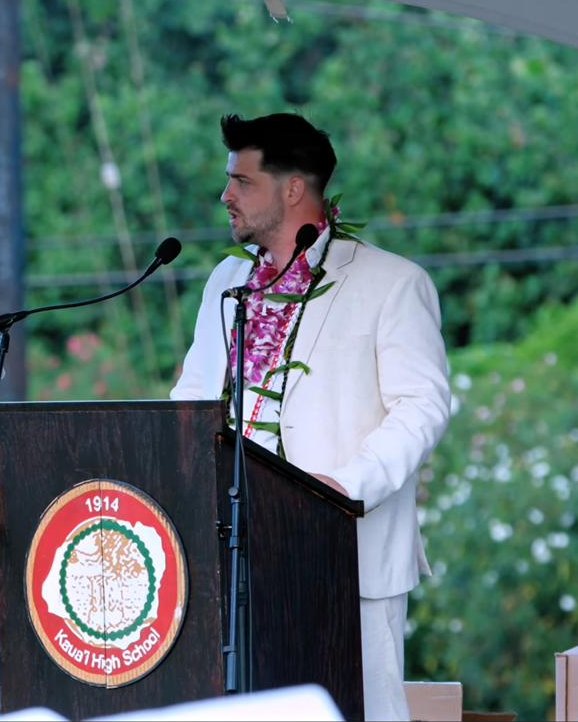 Grant Heath, founder of Amplify AI, speaking at a podium on Kauaʻi